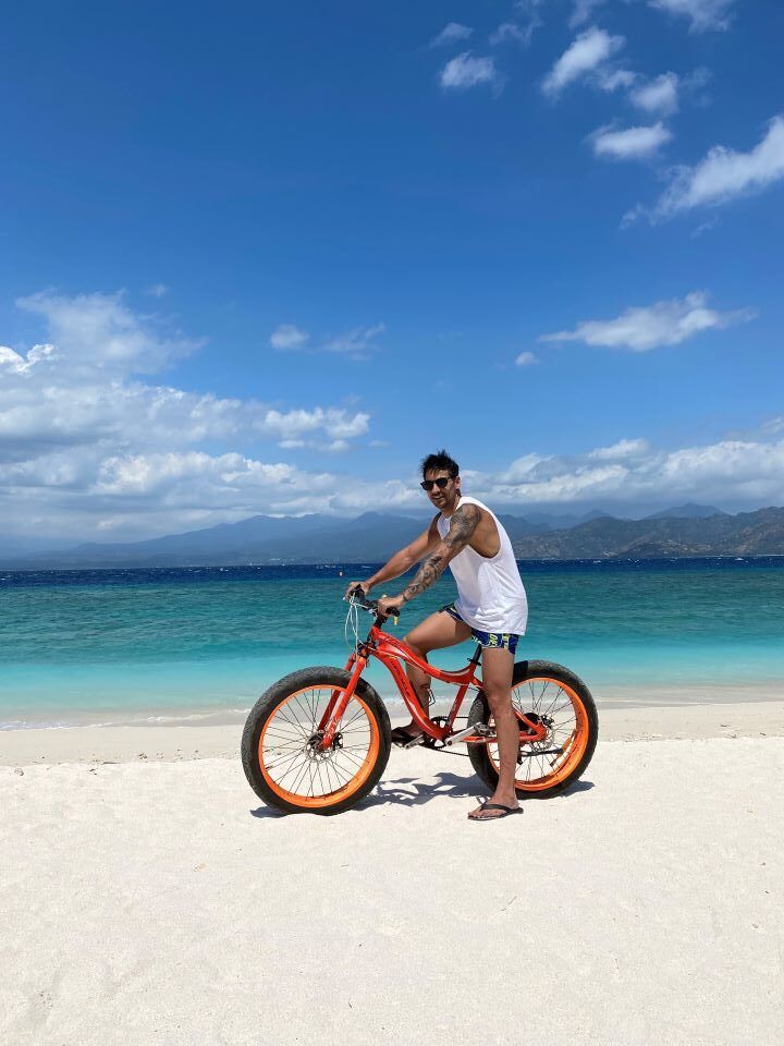 bici en la playa en gili